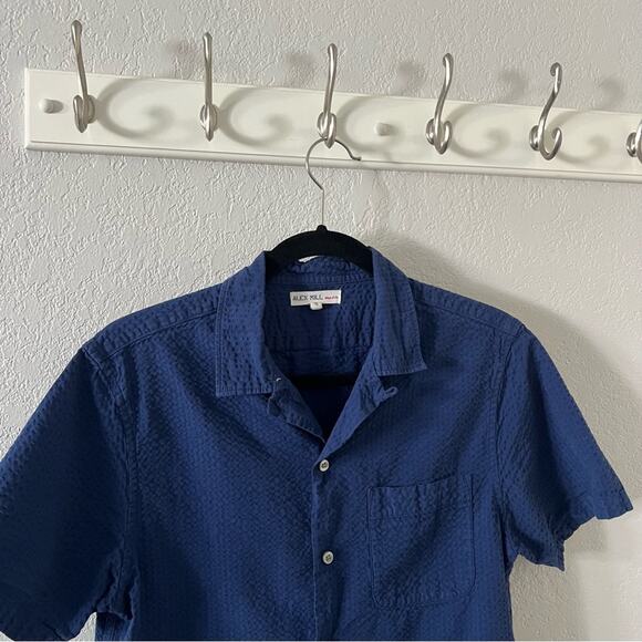 Alex Mill Seersucker Cotton Camp Shirt in Navy Blue - Picture 3 of 5